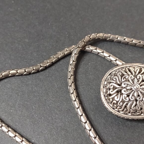 20 Inch Silver Tone Pretty Oval Shaped Pendant Necklace - Picture 4 of 11